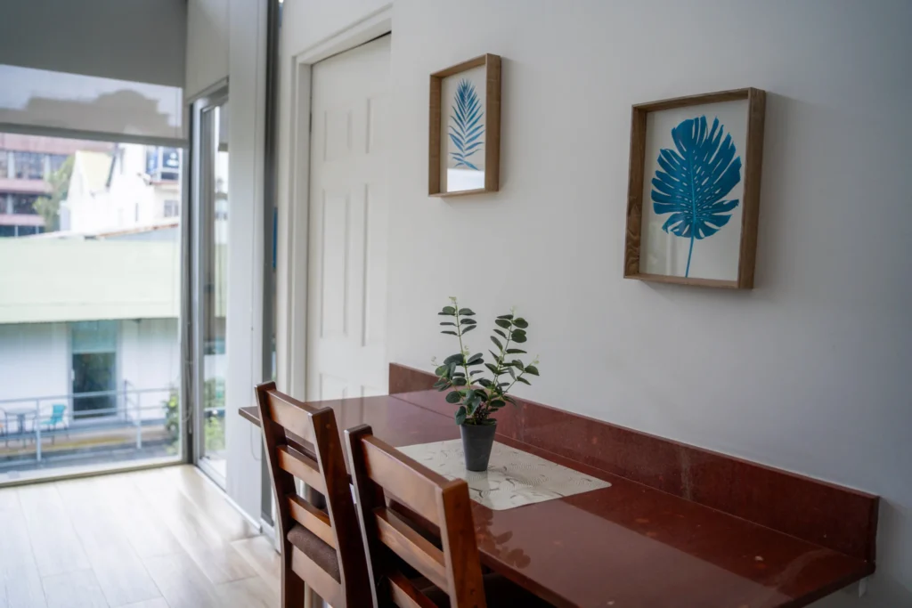 Dining area with wooden table and natural light in a fully equipped Candó Living apartment